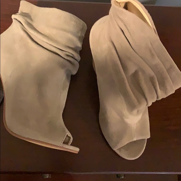Chinese Laundry Stacked-Heel Booties KC - Picture 2 of 4